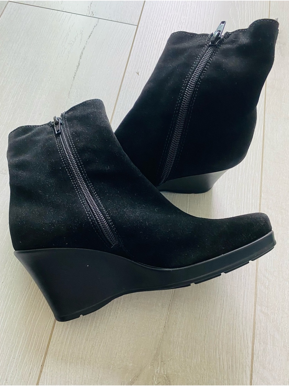 🍁 La CANADIENNE Black Suede Wedge Ankle Bootie - Size 5